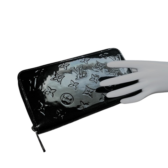 Louis Vuitton Handbags - 🖤 Louis Vuitton Black Monogram Vernis Zippy Wallet